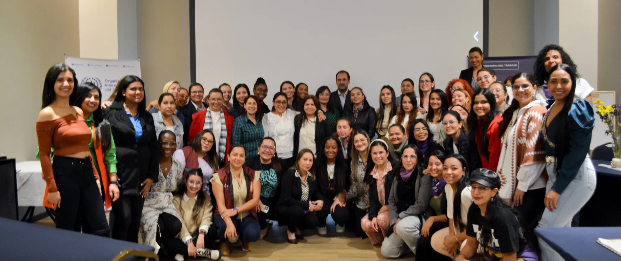 Foto grupal de las 60 inspectoras laborales del Grupo Especial de Equidad de Género