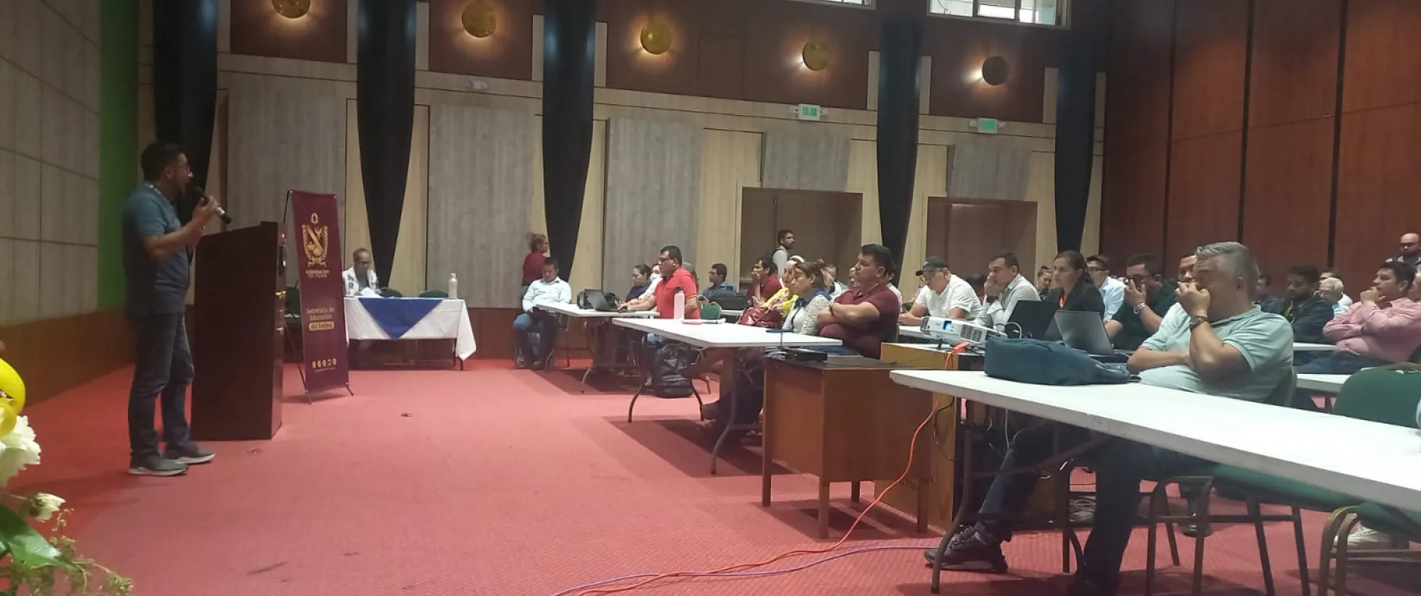 Colaborador del proyecto SENATEC exponiendo el programa en una plenaria