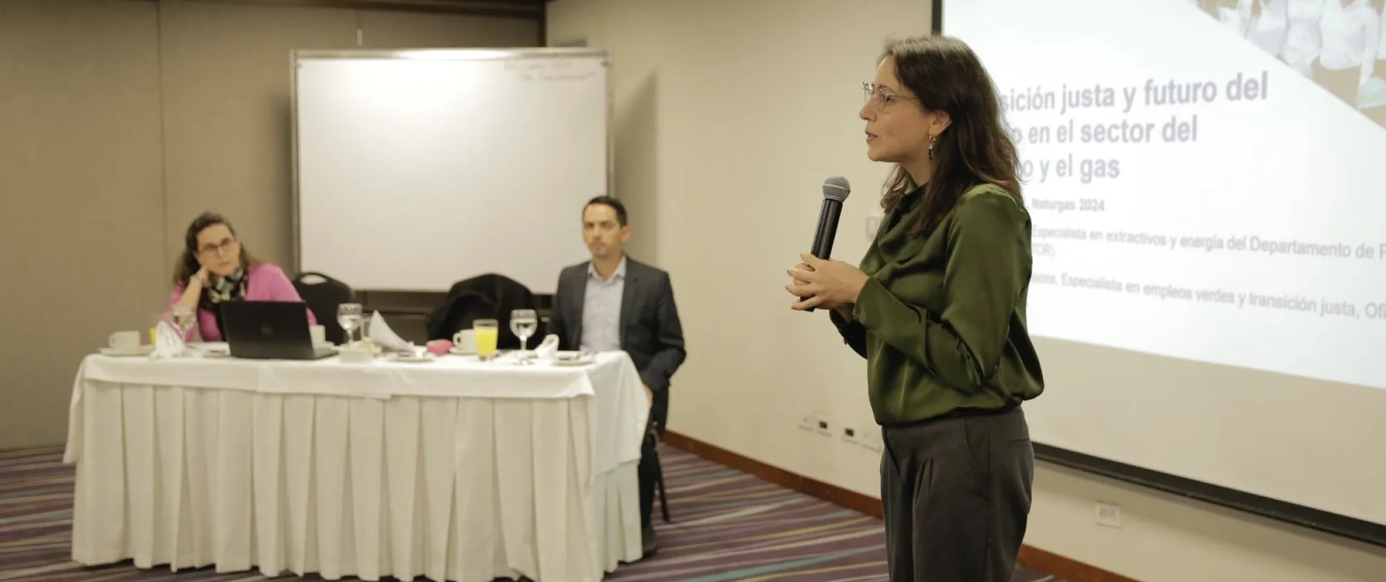 Blanca Patiño, oficial técnica en empleos verdes haciendo su presentación en plenaria 