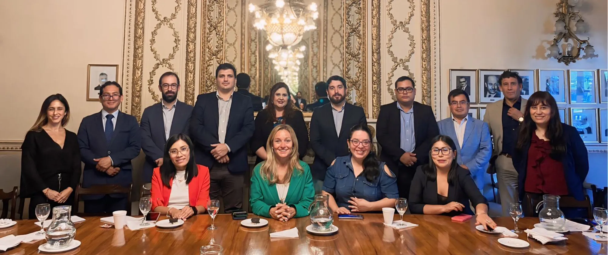 Personas posando en mesa grande