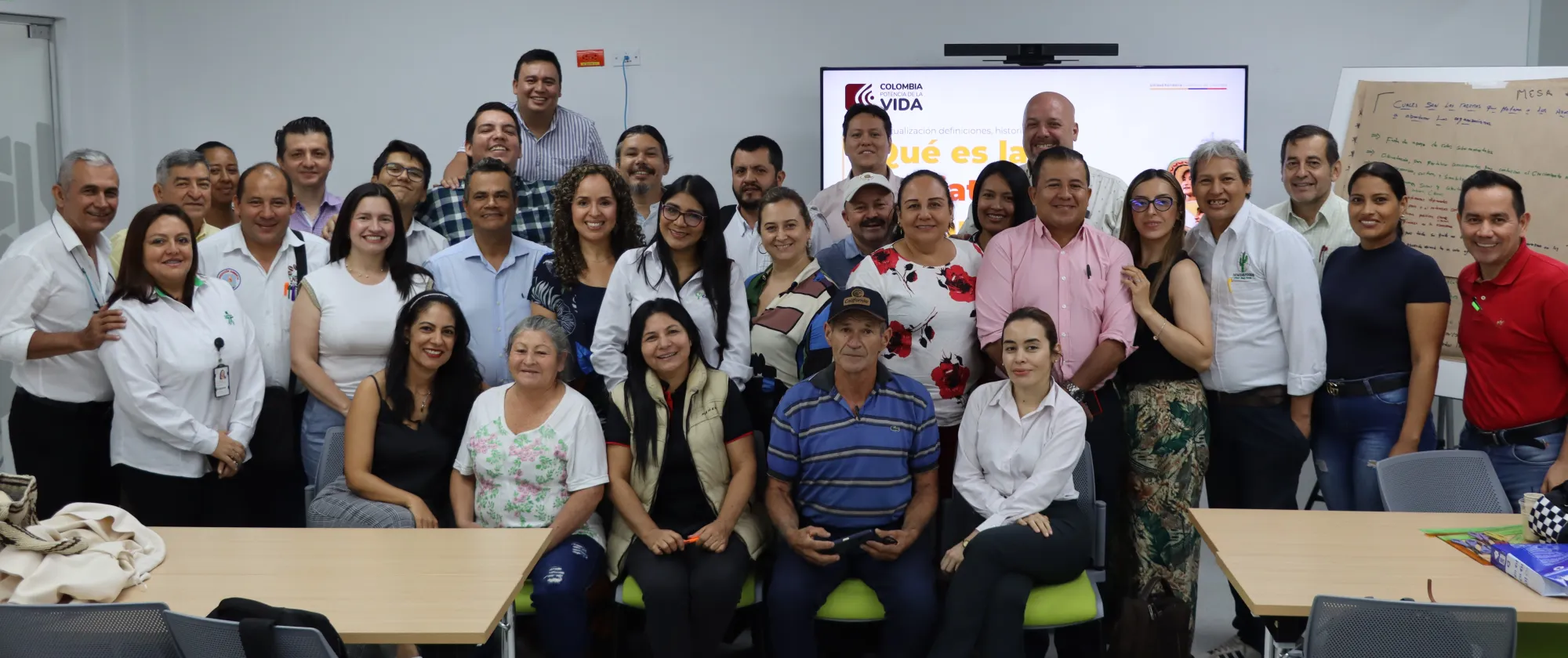Foto grupal del Comité Regional de la Cadena de Café del Huila
