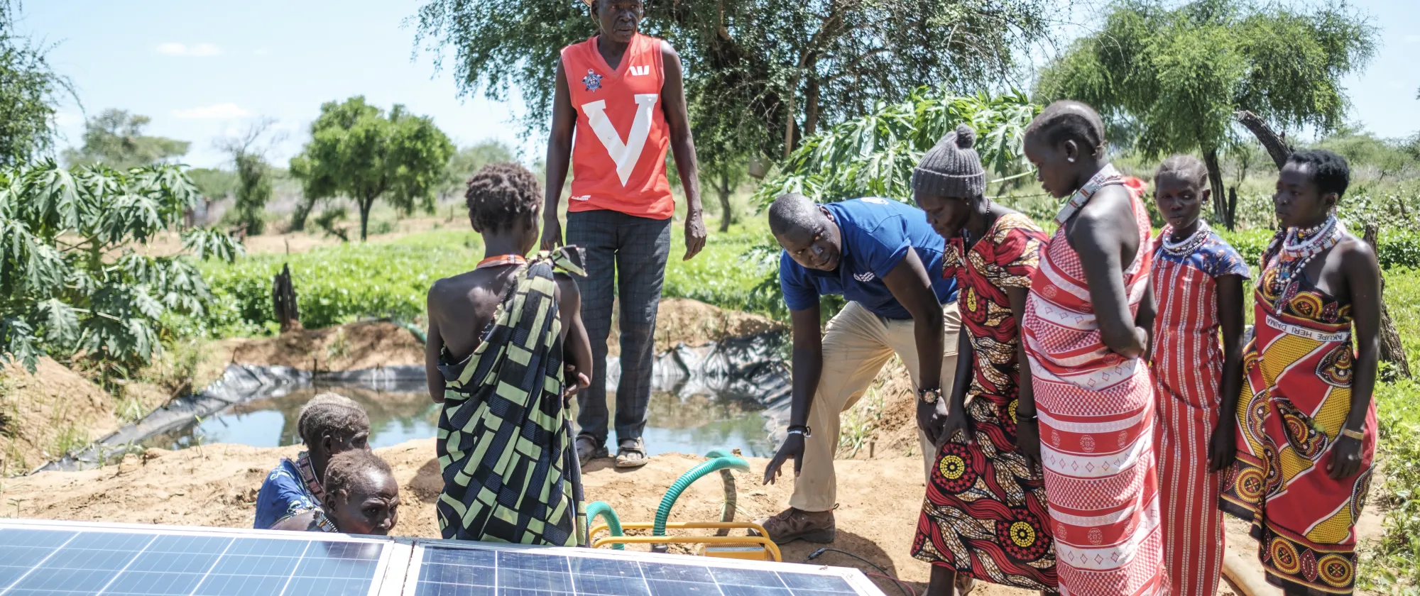 Felix Wuro, FAO agronomist, explains to a group of farmers the use of a solar pump at a farm in Koroti.