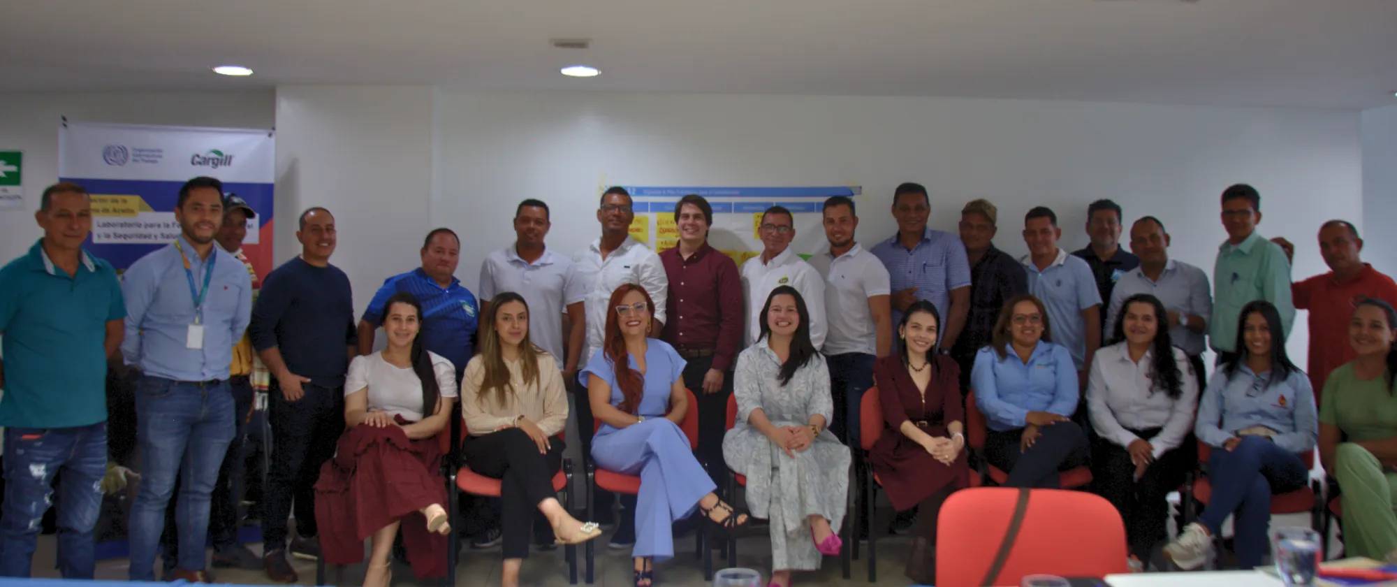 Foto grupal de los Empleadores y trabajadores de la palma de aceite que asistieron al evento junto con el equipo técnico