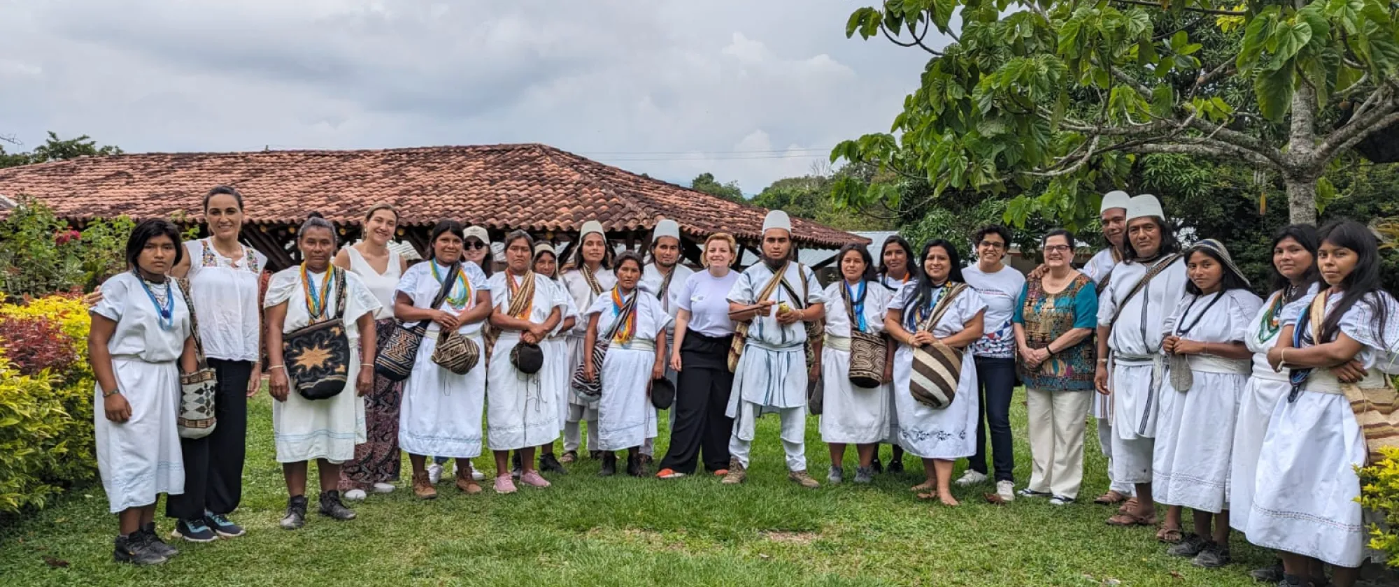 Foto grupal del equipo técnico del proyecto de la OIT con mujeres indígenas del la organización JOSA constructoras de paz del pueblo Arhuaco