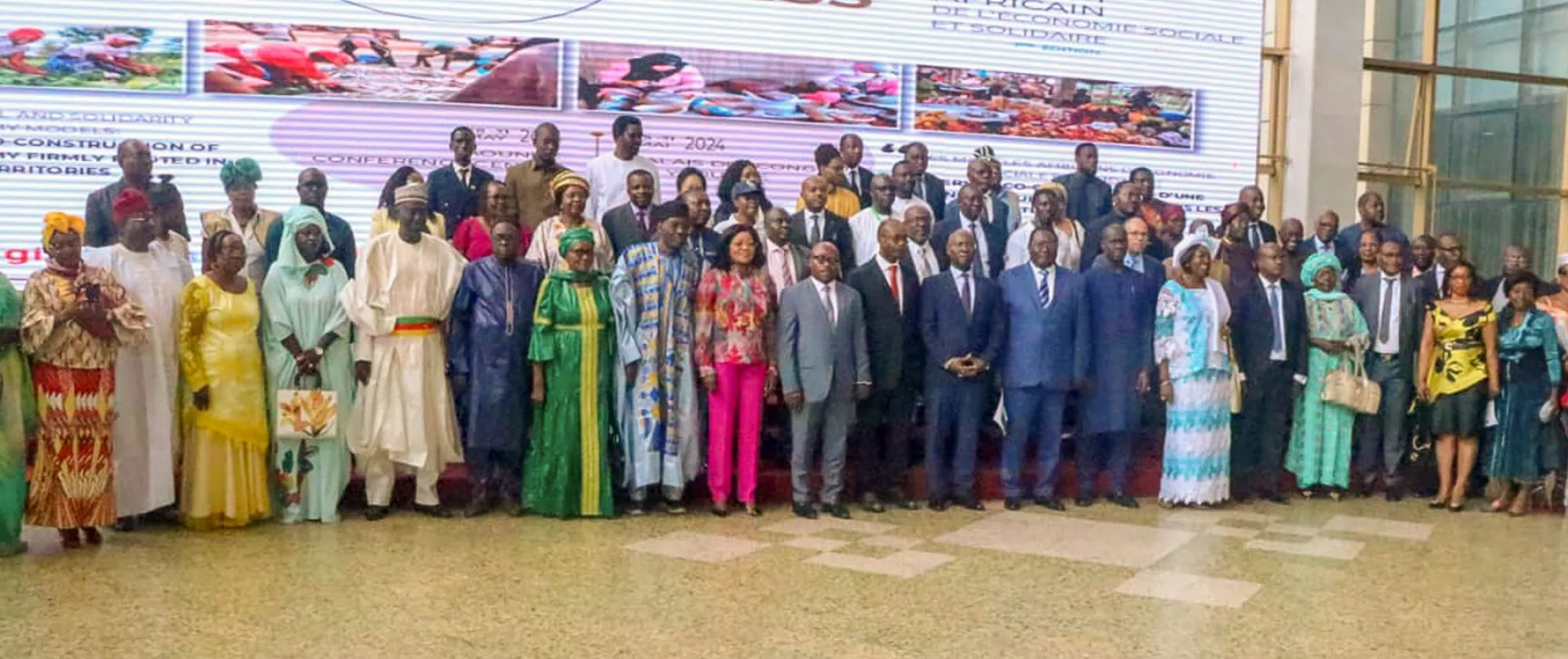 Photo de groupe après l'adoption de la Déclaration de Yaoundé FORA'ESS
