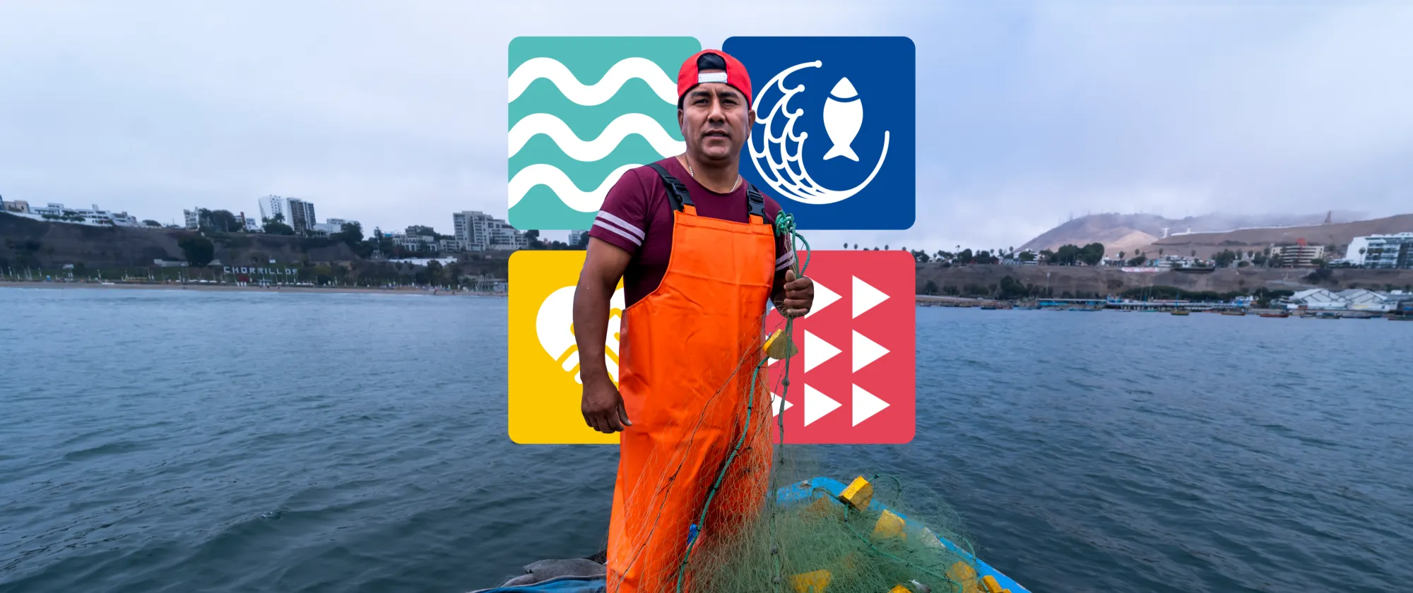 Pescador con gorra roja y overol naranja sostiene una red de pesca en una lancha sobre el mar, con la costa y edificios de una ciudad al fondo. Detrás del pescador, se observa el logo dle proyecto Pesca Justa