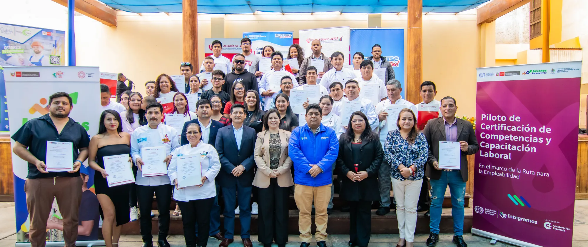 Personas posando en grupo con sus certificaciones laborales