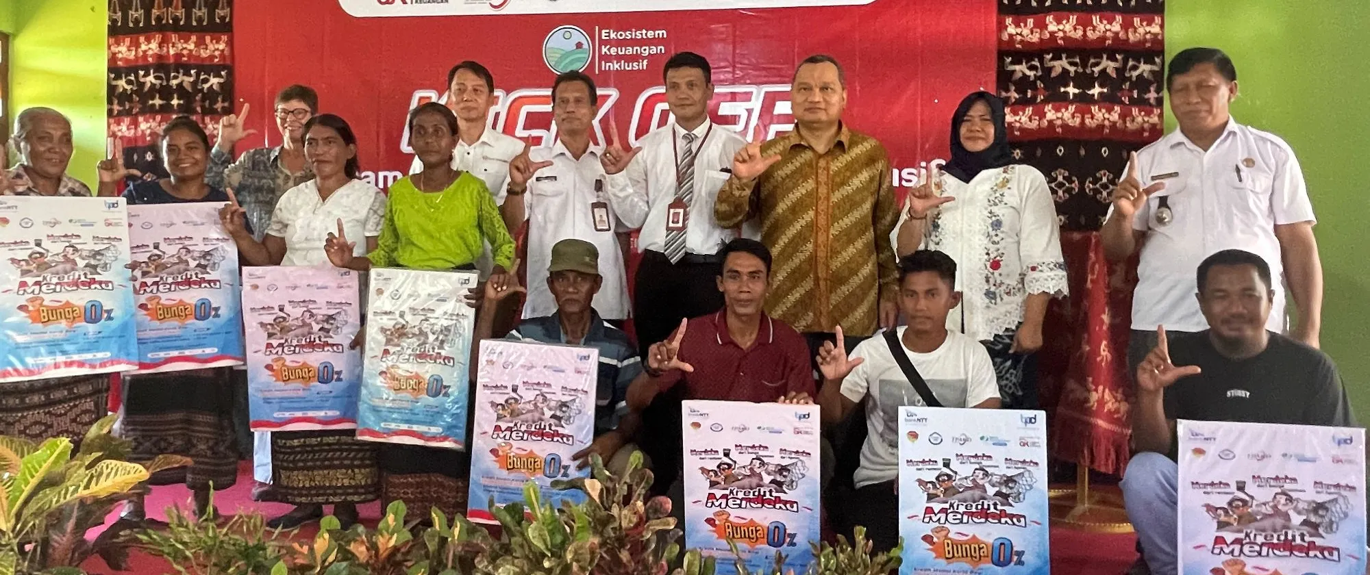 Twenty seaweed farmers in Kaliuda Village of East Sumba receive micro credit to help them improving their seaweed businesses.