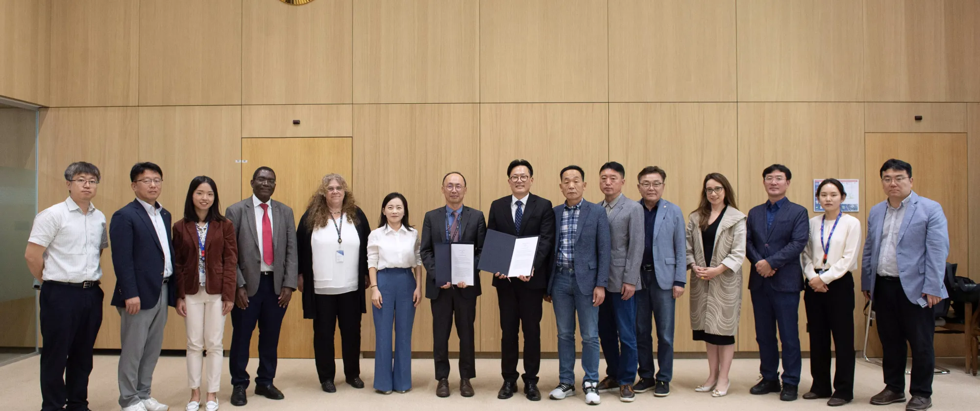 Korean delegates and ILO experts 
