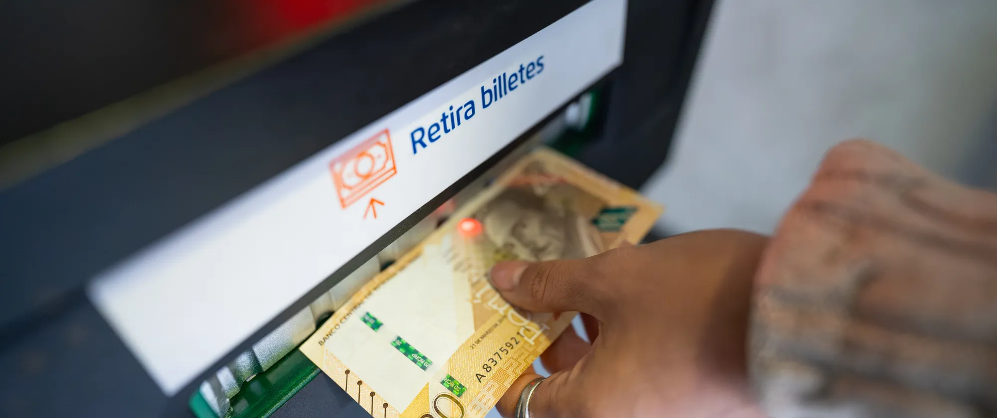 Mujer retirando dinero de un cajero