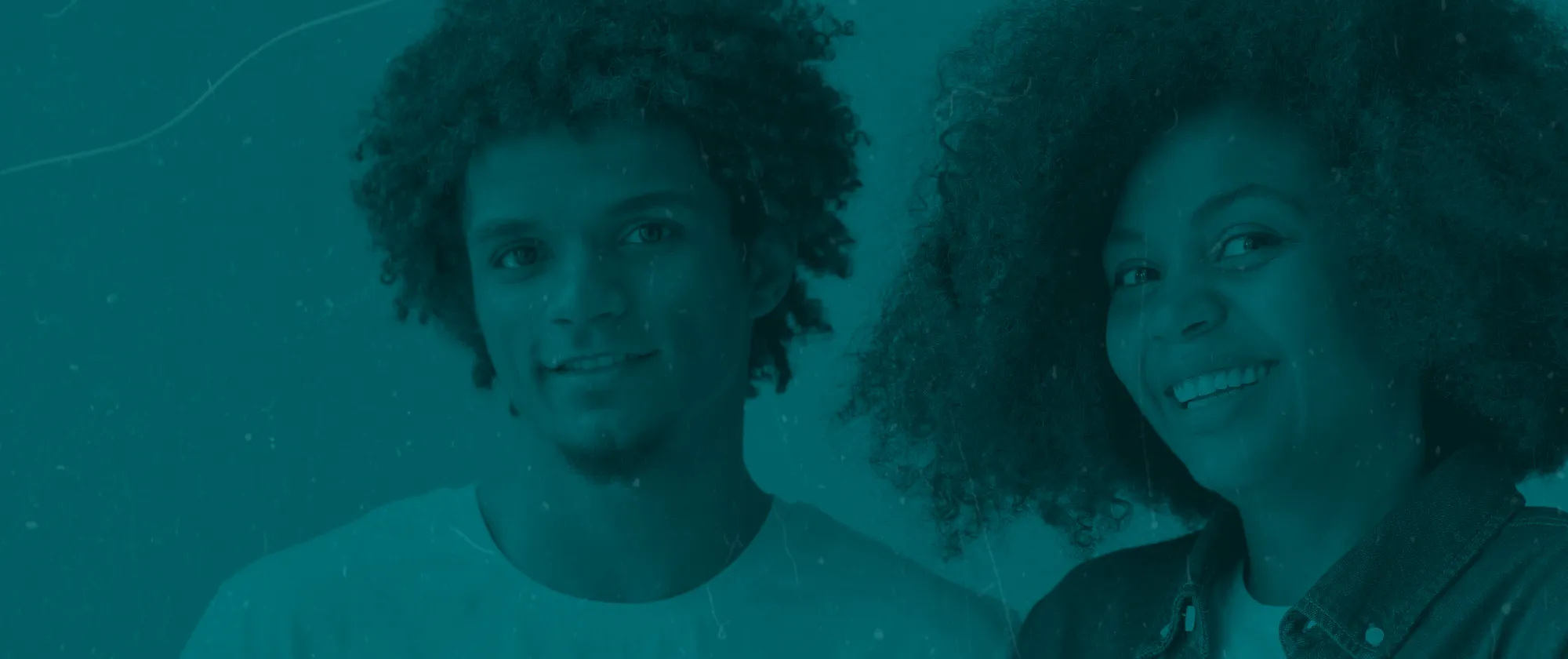 Dos jóvenes en primer plano sonrientes sobre su fotografías un tono azul, color del programa Formándonos para la Paz