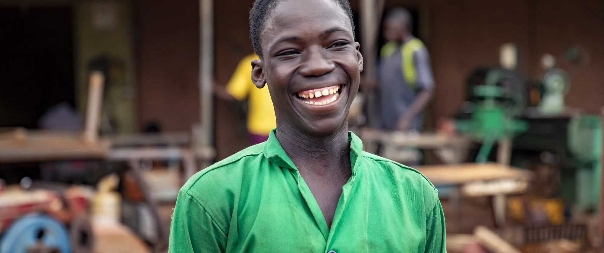 Issa, à l’atelier-école de Kayes, visiblement heureux d’apprendre le métier de son choix loin des carrières minières