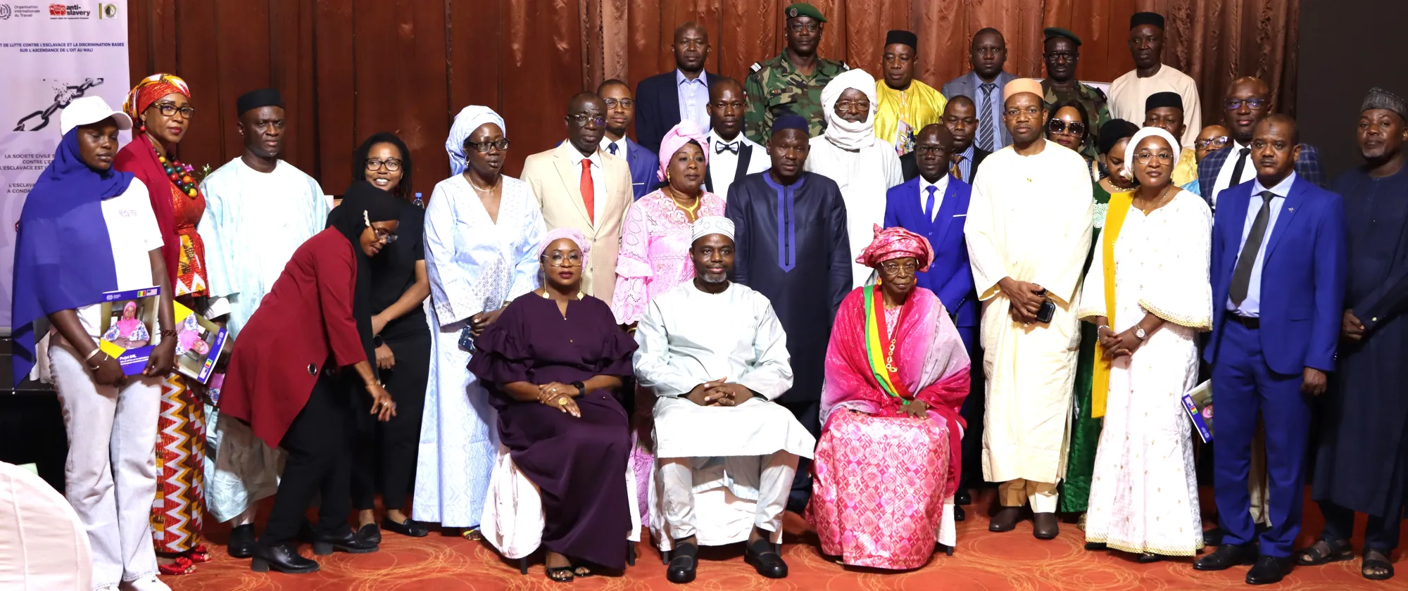 Photo de groupe après l'ouverture du symposium de l'OIT à Bamako sur le rôle des magistrats dans la lutte contre l'esclavage par ascendance