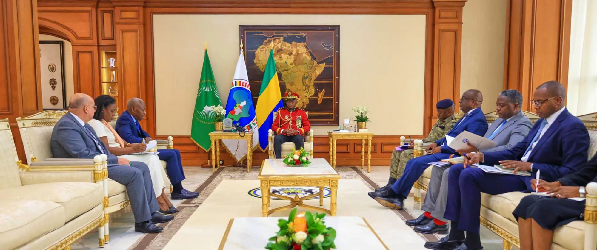 Gilbert Houngbo en audience par le Président de la Transition, le Général de Brigade Brice Clotaire Oligui Nguema.