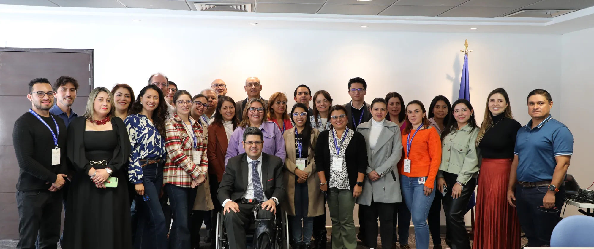 Foto grupo de los asistentes al evento junto con Iván Daniel Jaramillo, viceministro de empleo y pensiones del Ministerio del Trabajo