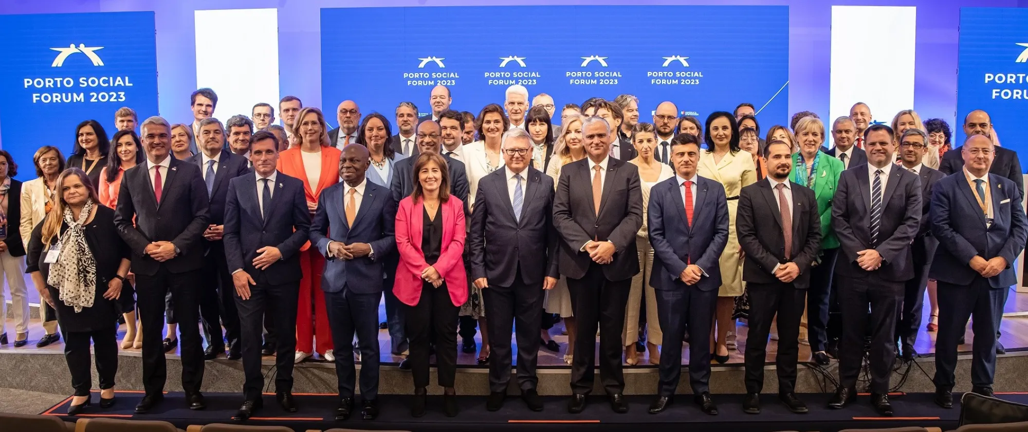 Family photo of participants at the Porto Social Forum