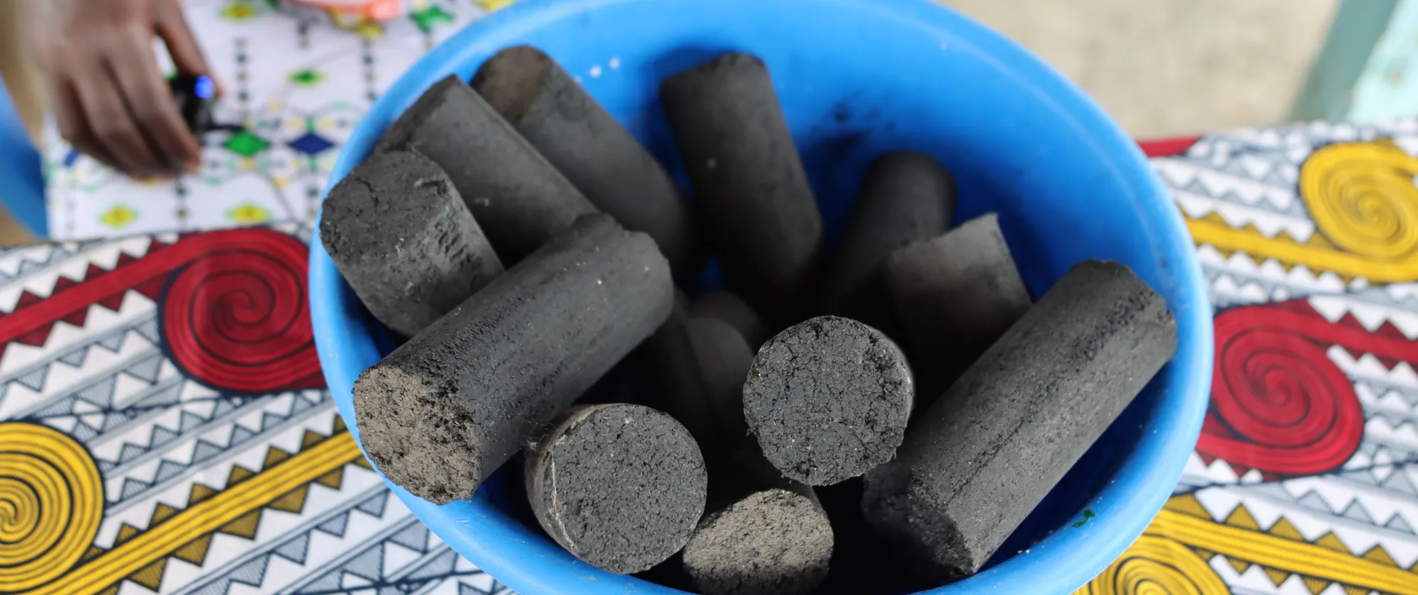 Des briquettes de bio charbon fabriquées par la plateforme manioc du Gbêkê