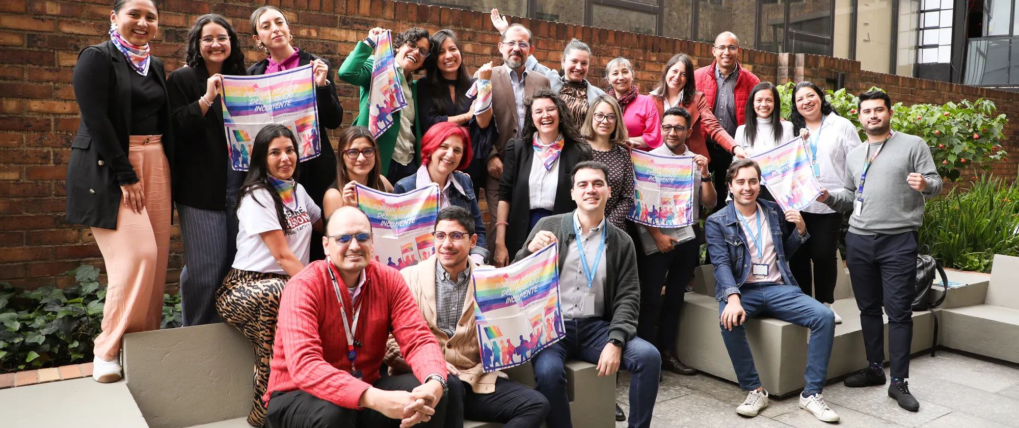 Foto grupal de los funcionario de la oficina de la OIT en Colombia usando pañuelos alusivos al orgullo LGTBIQ+