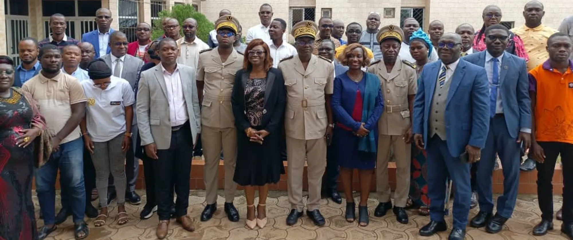 Photo de groupe des participants à l'atelier de Soubré autour du corps préfectoral