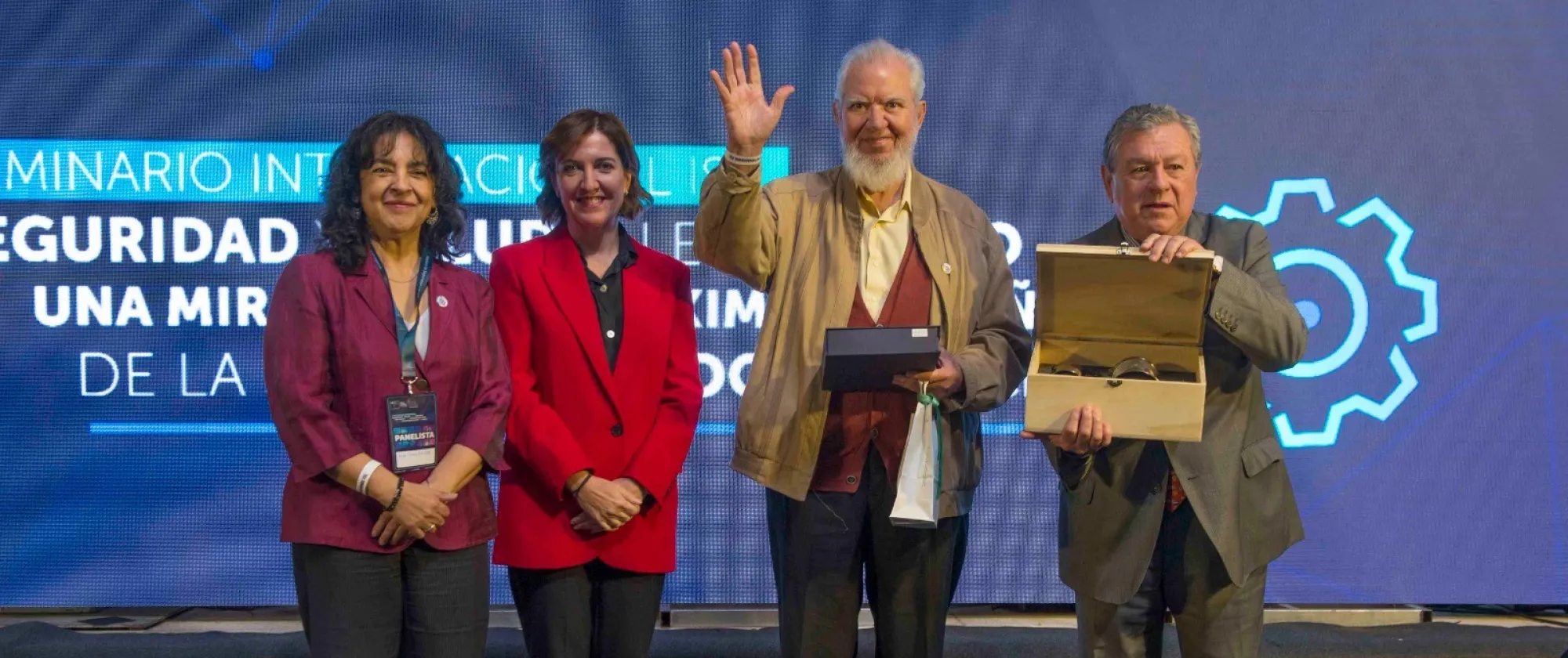 Entrega de reconocimiento a Juan Somavia