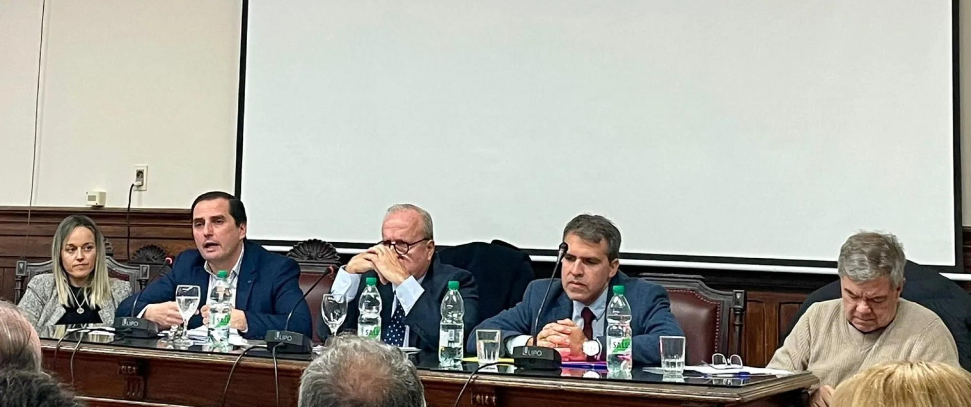Panel de autoridades en inauguración de seminario en Uruguay