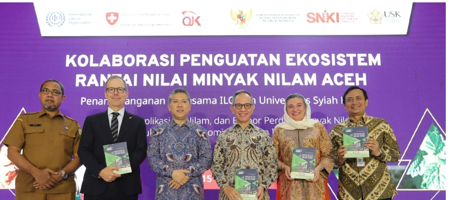a group photo of 6 distinguished guests in P2I event in Aceh 