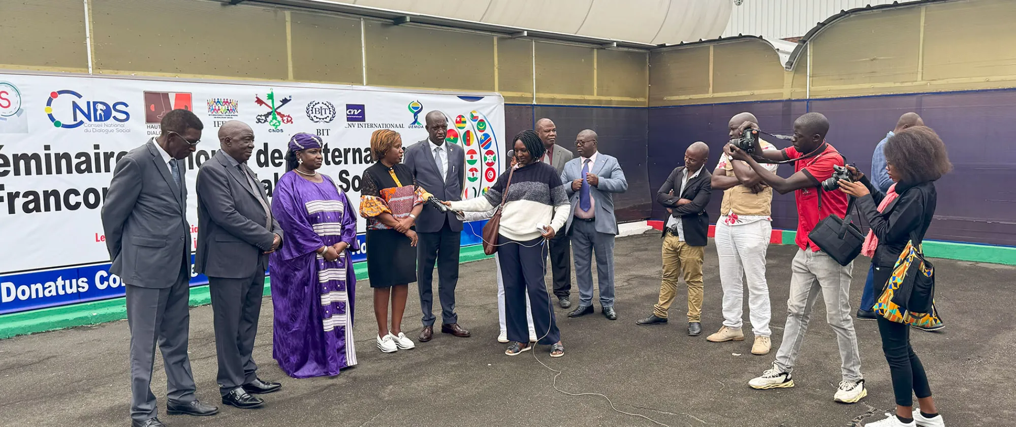 Le directeur régional de l'OIT, Fanfan Rwanyindo, et plusieurs autres participants de haut niveau au séminaire IFDS à Bujumbura participent à une conférence de presse à leur arrivée à l'aéroport.