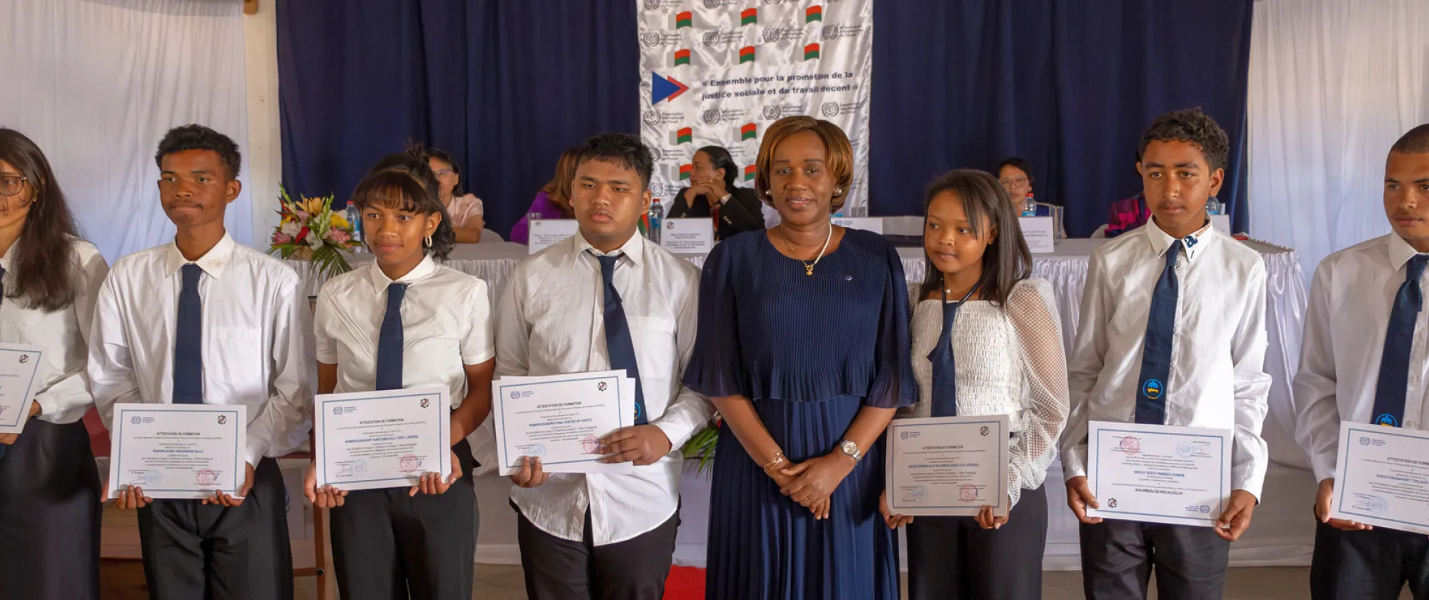 Mdm Fanfan Rwanyindo Kayirangwa, Directrice régionale de l'OIT pour l'Afrique, se tient aux côtés des jeunes diplômés du Centre National de Formation Professionnelle pour les Personnes en Situation de Handicap (C.N.F.P.P.S.H.)