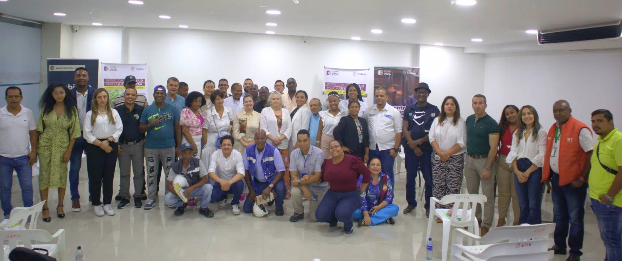  Foto grupal de los representantes de OIT y el Ministerio del Trabajo de Colombia junto con los trabajadores portuarios de Buenaventura.