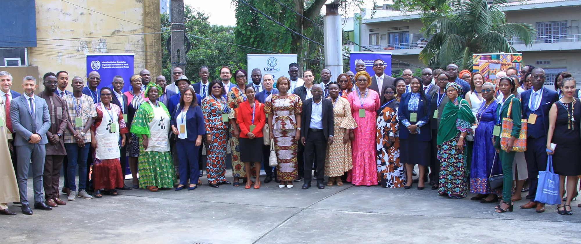 Photo de groupe des participants au Forum régional africain de partage des connaissances sur les approches innovantes pour lutter contre l’informalité. Abidjan, Côte d'Ivoire, 13 novembre 2024.