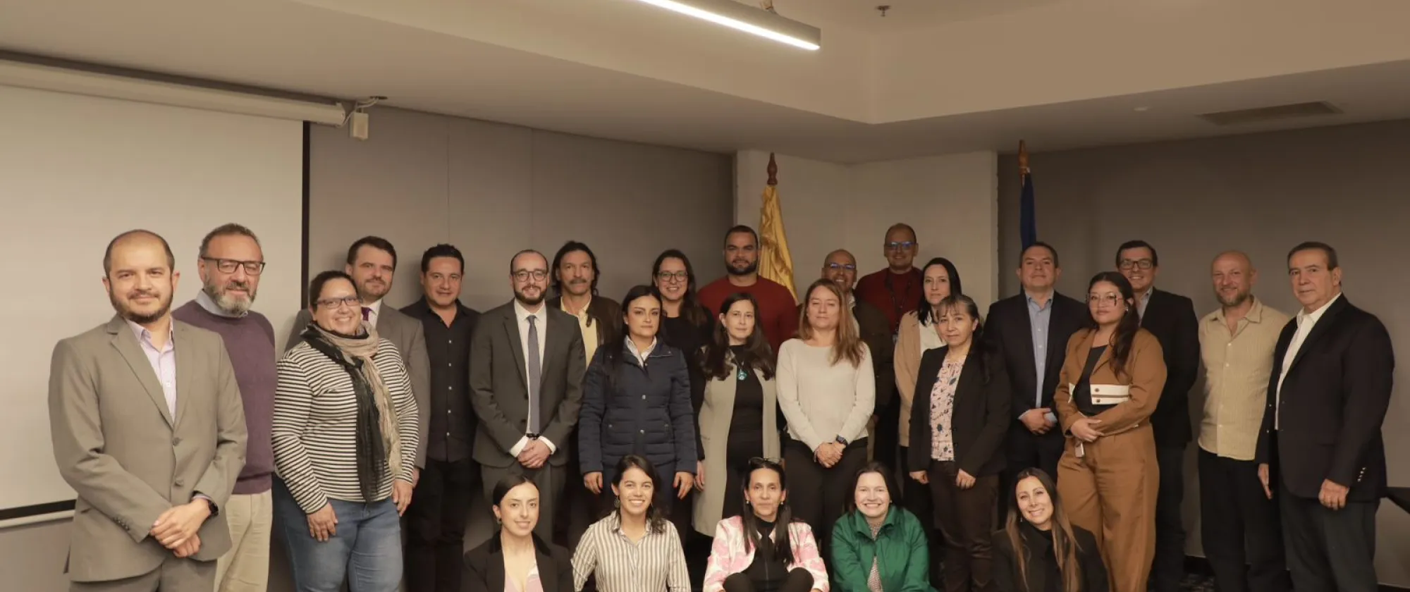 En la imagen se pueden visibilizar los más de 20 asistentes al lanzamiento del proyecto ubicados en dos filas y posando de manera casual para la fotografía institucional del evento.
