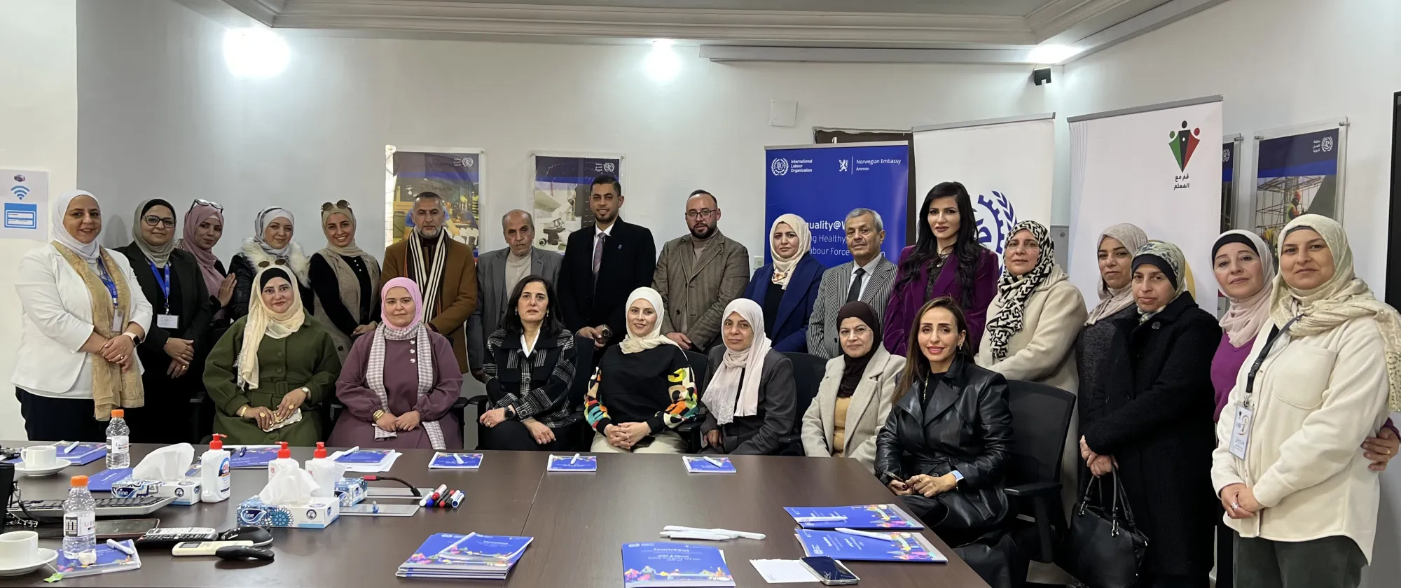 صورة جماعية لفريق حملة "قم مع المعلم"، ممثلي منظمة العمل الدولية، وممثلي المدارس المختارة في برنامج "تميُز" بعد توقيع مذكرات التفاهم