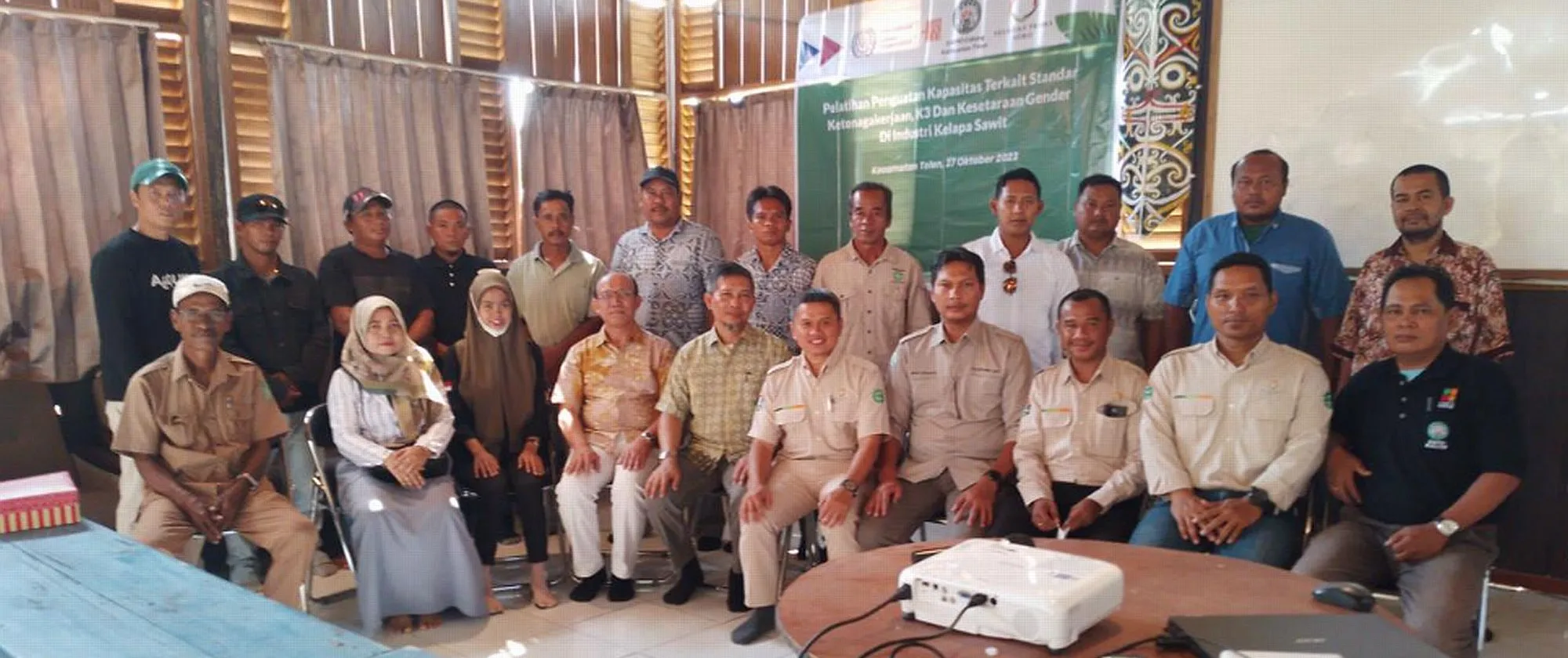 A group photo of Bipartite Cooperation Institution in palm oil company.