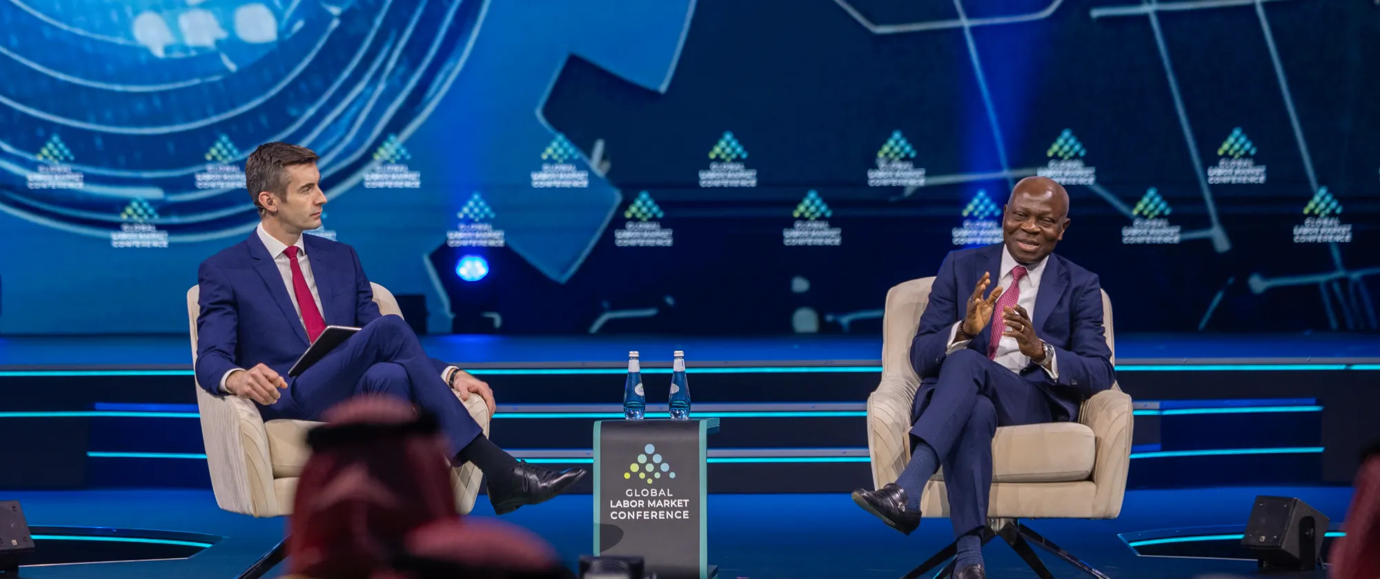 مدير عام منظمة العمل الدولية، جيلبرت ف. هونغبو، يناقش تحولات سوق العمل في المؤتمر الدولي لسوق العمل في الرياض، المملكة العربية السعودية.