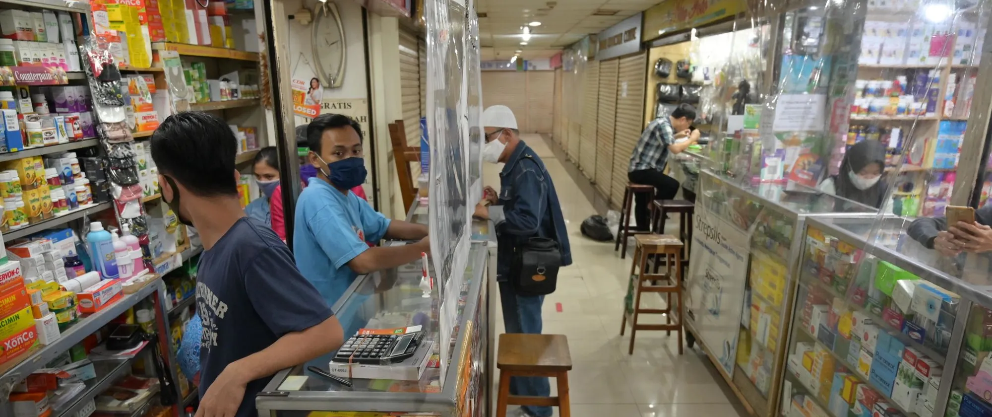 The photos capture the world of work in Indonesia during the COVID-19 pandemic, including the informal economy. Health protocols should be followed in all types of works.