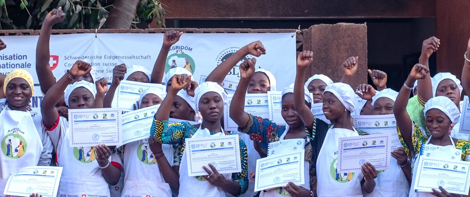 Les travailleuses domestiques formées à Bobo Dioulasso, brandissant fièrement leurs certificats de fin de formation 