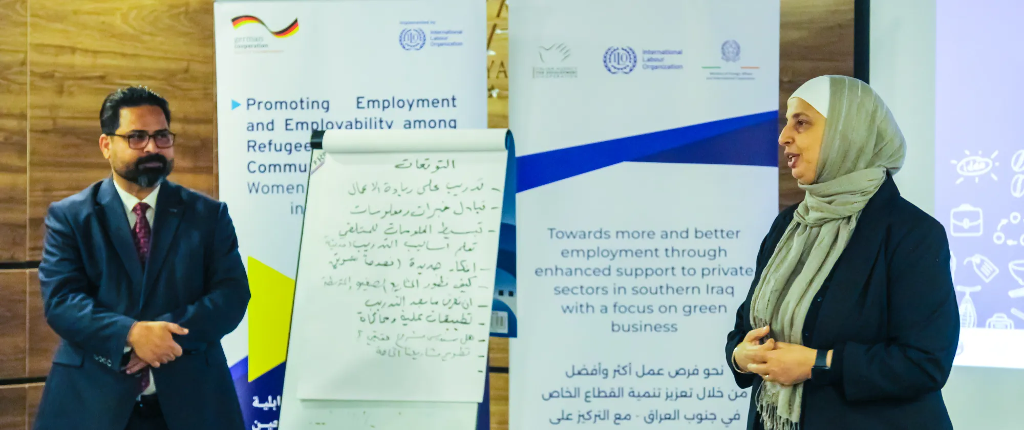 الدكتورة مهى قطاع المنسقة القطري لمنظمة العمل الدولية في العراق، ترحب بالمتدربين الجدد في ورشة تدريب المدربين التدريب لدعم المشاريع المتناهية الصغر والصغيرة والمتوسطة (MSMEs). ومن خلال برنامج "ابدأ وحسّن مشروعك " (SIYB)