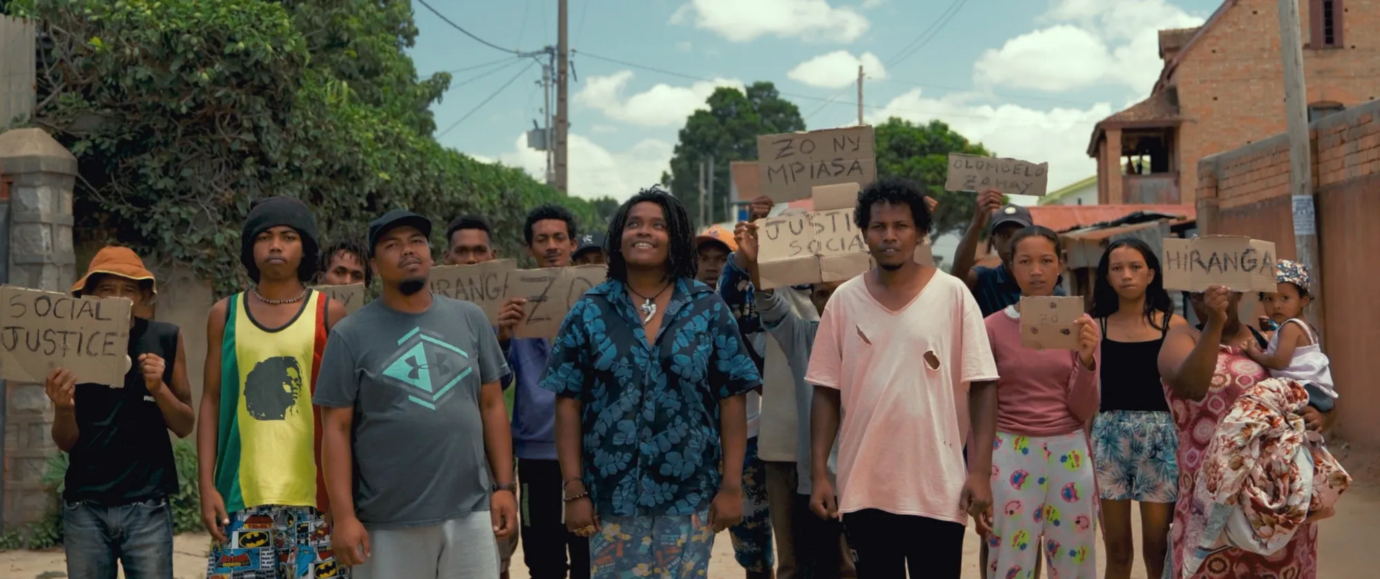 Les membres du groupe Rapo Atlas chantent ensemble leur dernière chanson, intitulée « Justice Sociale (Rariny Ara-Tsosialy) ».