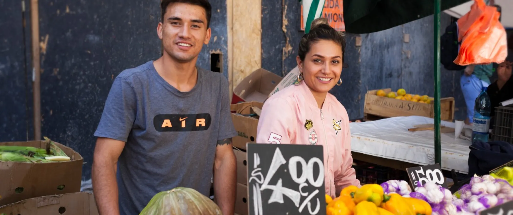 Jóvenes vendedores de fruta en Santiago de Chile. 