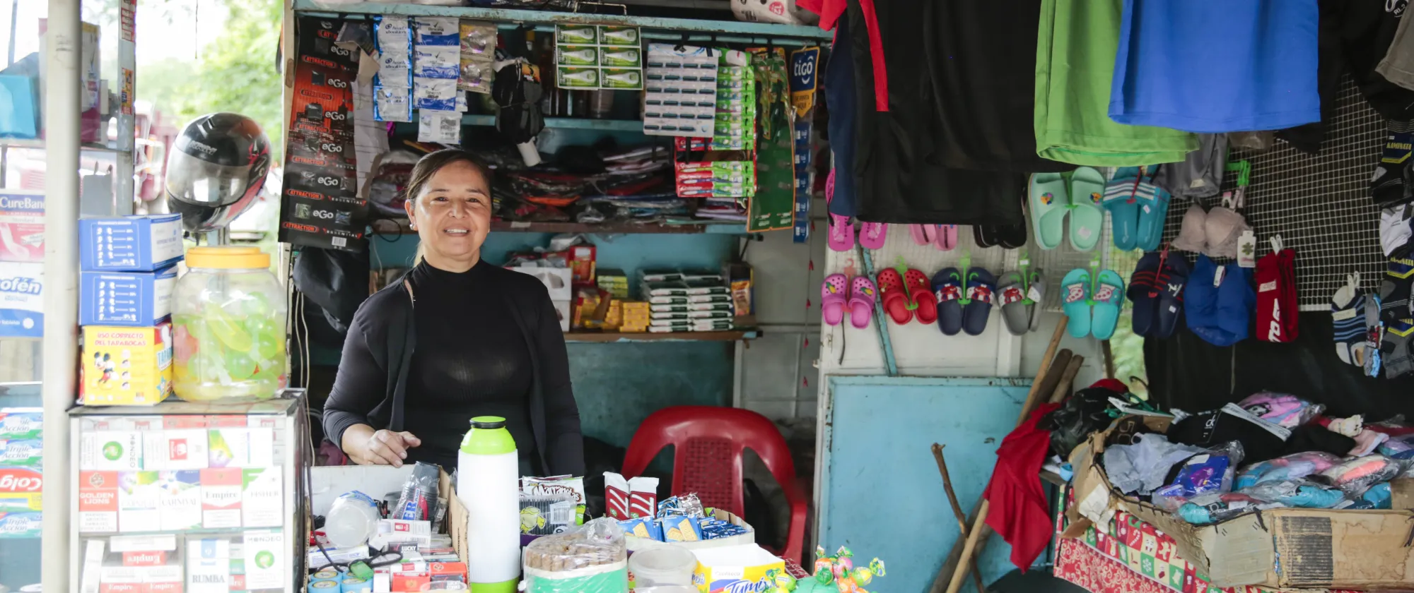 Mujer atendiendo negocio
