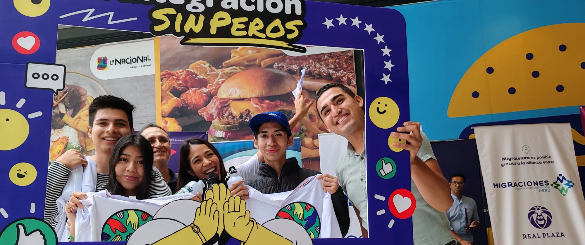 Ciudadanos participando de la dinámica #IntegraciónSinPeros en el Real Plaza Puruchuco, en Ate, Lima.