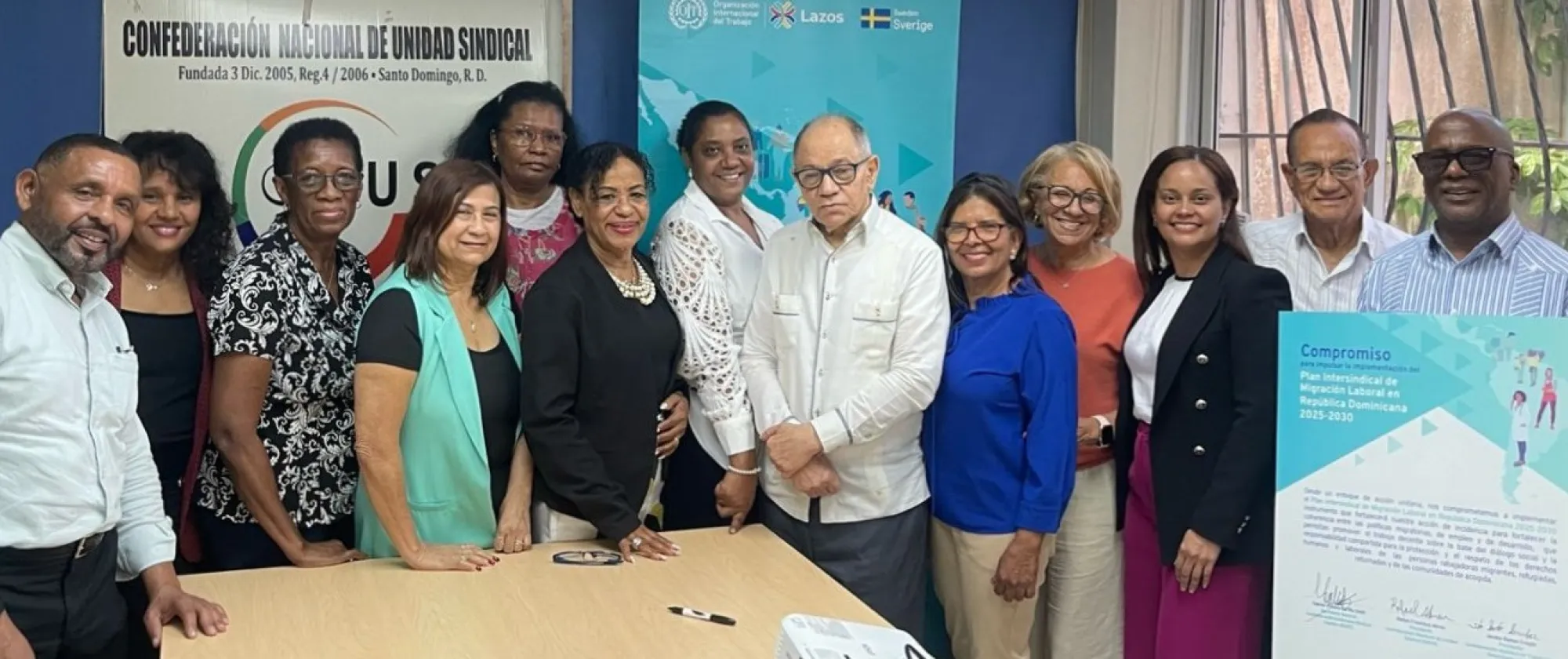 Participantes de la firma del acta de compromiso para promover la implementación del Plan Intersindical de Migración Laboral en República Dominicana 2025-2030.