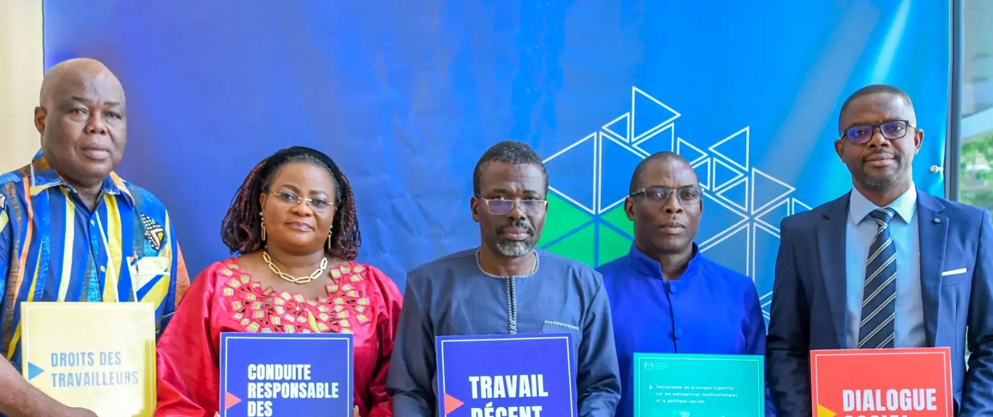 Des participants du Dialogue transnational de l'UEMOA affichent leur engagement en faveur de ces valeurs de l’OIT