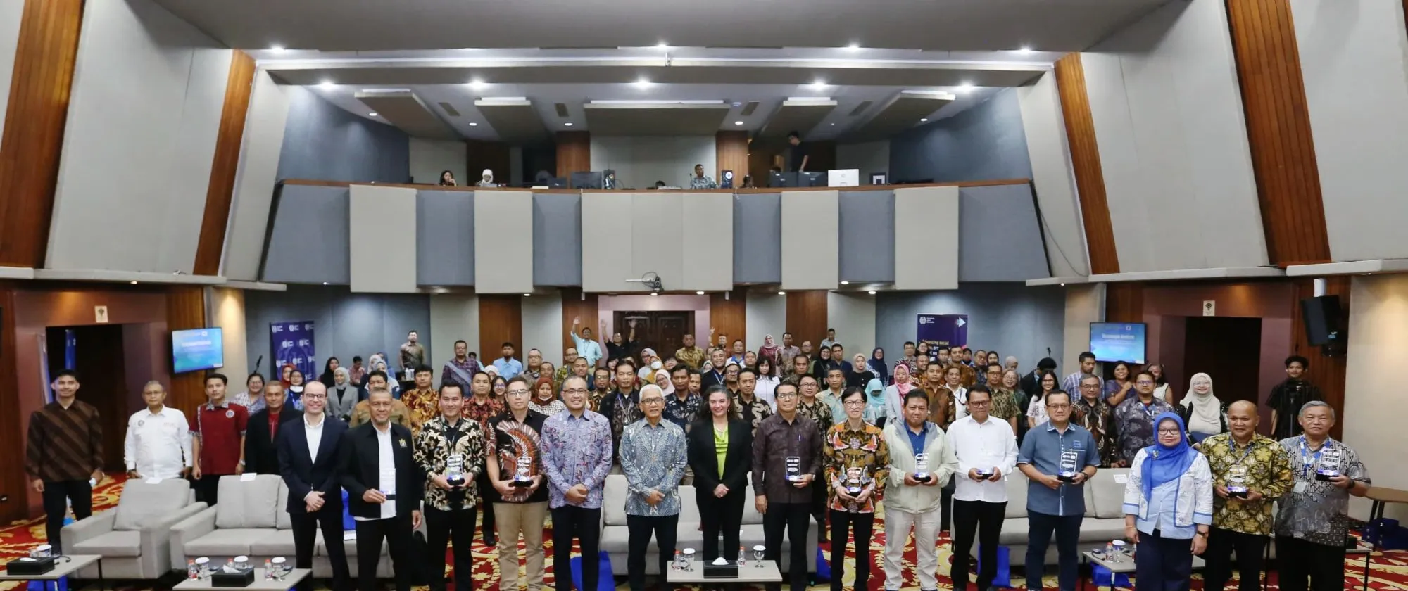 group photo of all invitees and guests in the project closing event