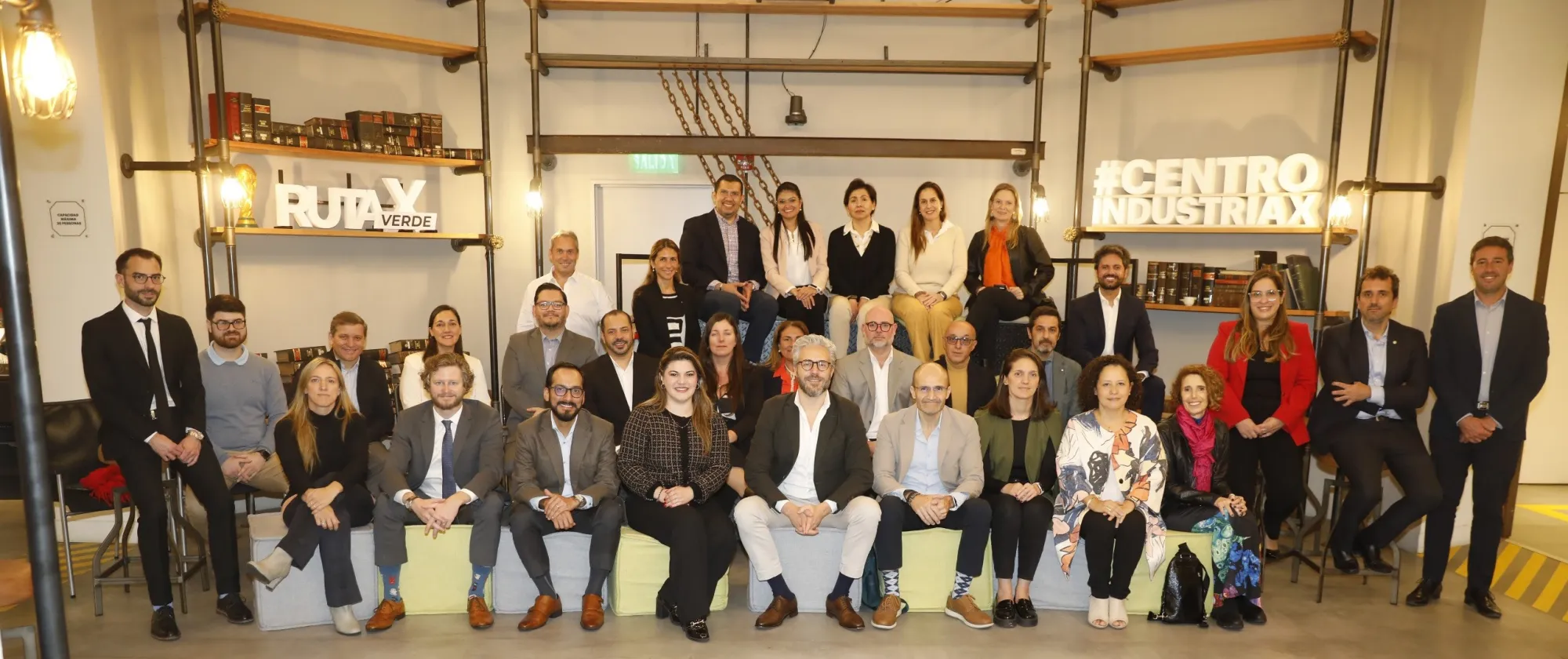 Fotografía de especialistas de OIT y participantes en el taller sobre Inteligencia Artificial y Transformación Digital