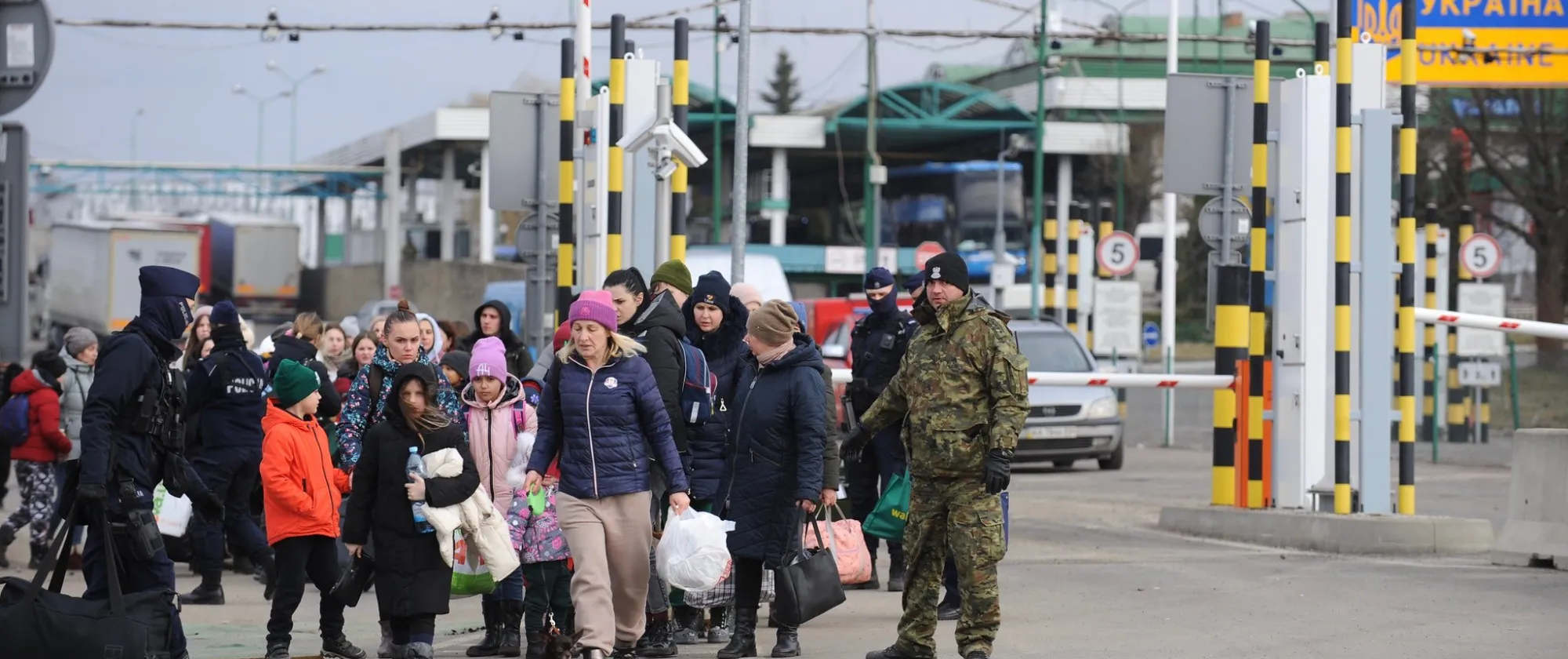 Ukrainian refugees crossing border in Poland 2022