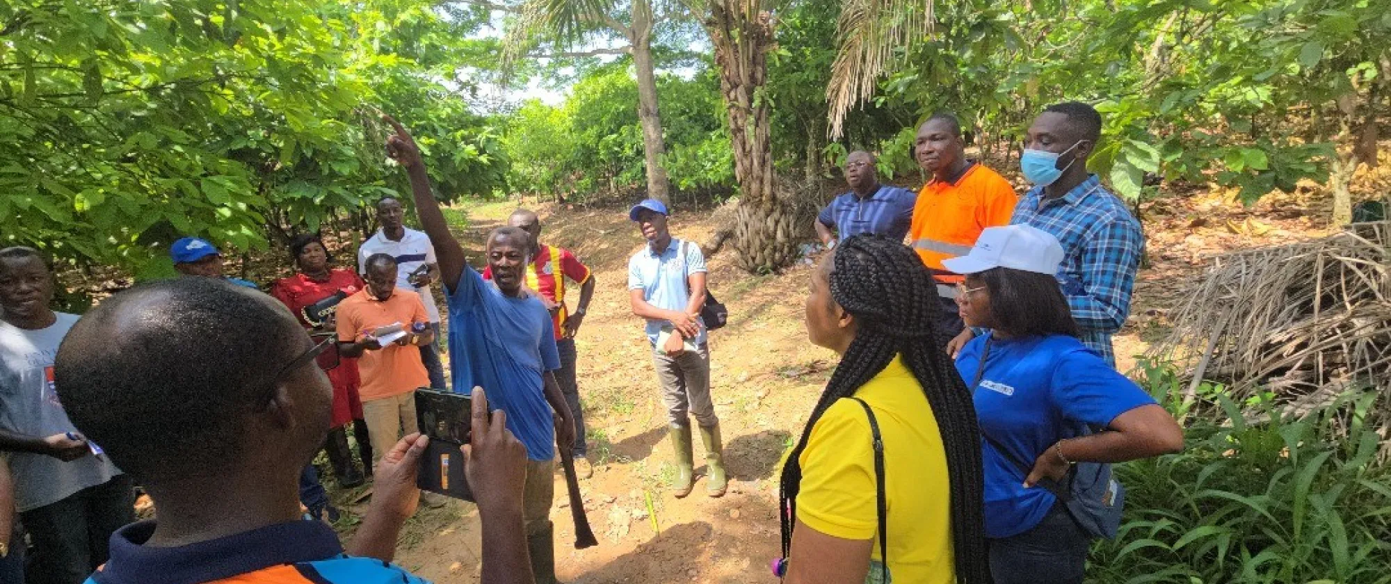 People carry out a field visit to discuss occupational safety and health
