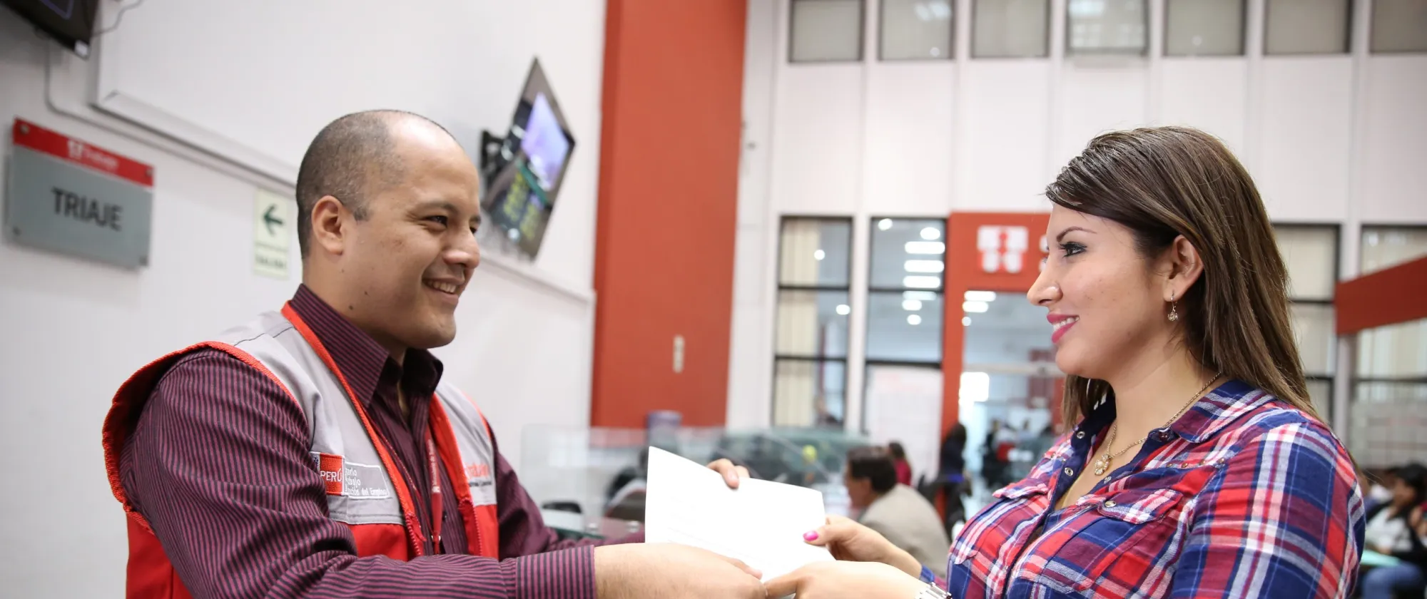 Consultor de empleo atendiendo a una persona trabajadora migrante en Perú.