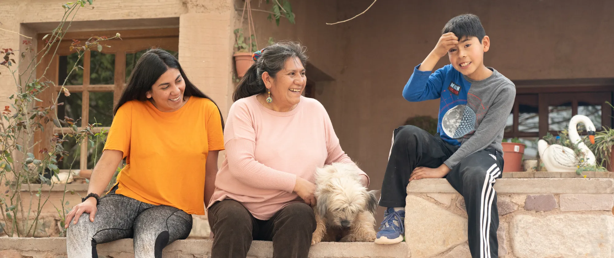 Celestina Ábalos, emprendedora indígena, gestiona un negocio de turismo en Quebrada de Humahuaca (Patrimonio de la UNESCO, Jujuy), difundiendo la cultura y herbolaria de su comunidad.