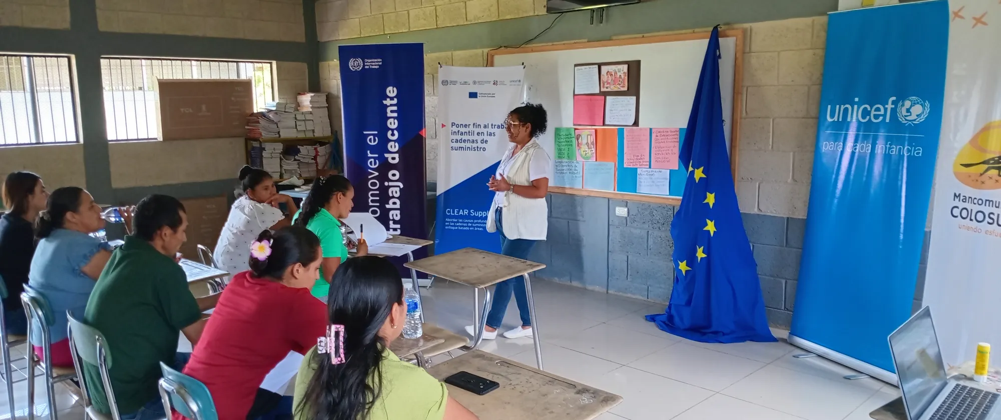 Community leaders—both women and men—from the community of Lagunas del Pedernal, Intibucá, Honduras, receive training by the Ministry of Labour on the scope of the Committees to raise awareness and prevent child labour in their communities. Intibucá, 2025. @ILO